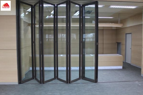 Cửa nhôm kính xếp trượt: Ưu nhược điểm & kinh nghiệm thi công bền đẹp